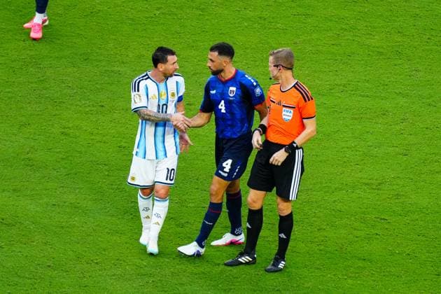 Lionel Messi of Argentina and Roberto Lopes of Cape Verde exchange words at half time Argentina v Cape Verde, 2026 FIFA World Cup, WM, Weltmeisterschaft, Fussball Round of 32, Football, Miami Stadium, Miami, Florida, USA - 03 Jul 2026Miami Miami Stadium Florida (FL) United States of America  Copyright: xJavierxGarcia Shutterstockx 16975460aw