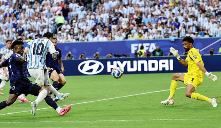 FIFA World Cup, WM, Weltmeisterschaft, Fussball 2026 - Round of 32 - Argentina vs Cape Verde Lionel Messi of Argentina scores the opening goal during the FIFA World Cup 2026 Round of 32 match Argentina against Cape Verde, in Miami, USA, 03 July 2026. MIAMI United States  Copyright: xRONALDxWITTEKx