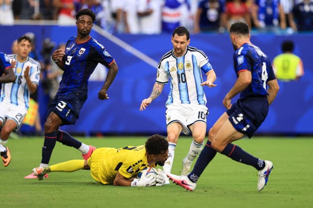 Football - FIFA World Cup, WM, Weltmeisterschaft, Fussball - Round of 32 - Argentina v Cape Verde 3rd July 2026 - FIFA World Cup - Round of 32 - Argentina v Cape Verde - Cape Verde goalkeeper Vozinha grabs the ball at the feet of Lionel Messi of Argentina - Photo: Simon Stacpoole Offside. Miami USA *** Fußball – FIFA-Weltmeisterschaft, Runde der letzten 32: Argentinien gegen Kap Verde, 3. Juli 2026 – FIFA-Weltmeisterschaft, Runde der letzten 32: Argentinien gegen Kap Verde – Der kapverdische Torhüter Vozinha schnappt sich den Ball direkt vor den Füßen von Lionel Messi aus Argentinien. Foto: Simon Stacpoole, Offside, Miami, USA  Copyright: xSimonxStacpoolexOffside