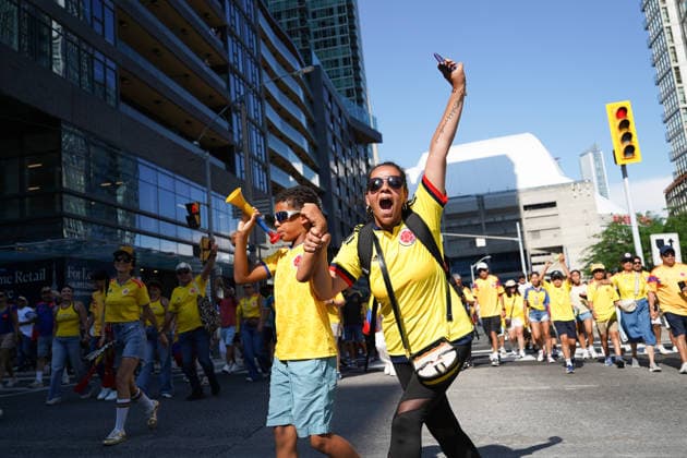 Colombia v Ghana Toronto FIFA Fan Fest - FIFA World Cup, WM, Weltmeisterschaft, Fussball 2026 Colombian fans walk towards the Toronto FIFA World Cup 2026 Fan Festival to support their national team, Nationalteam for the FIFA World Cup 2026 round of 32 match between Colombia and Ghana. on July 3, 2026 in Toronto, Canada. (Photo by Leonardo Ramirez Eyepix Group) Copyright: xLeonardoxRamirezx xEyepixxGroupx LR02072026-02605