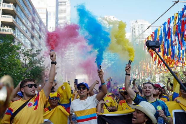 Colombia v Ghana Toronto FIFA Fan Fest - FIFA World Cup, WM, Weltmeisterschaft, Fussball 2026 Colombian fans walk towards the Toronto FIFA World Cup 2026 Fan Festival to support their national team, Nationalteam for the FIFA World Cup 2026 round of 32 match between Colombia and Ghana. on July 3, 2026 in Toronto, Canada. (Photo by Leonardo Ramirez Eyepix Group) Copyright: xLeonardoxRamirezx xEyepixxGroupx LR02072026-02660