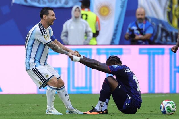 FIFA World Cup, WM, Weltmeisterschaft, Fussball 2026 - Round of 32 - Argentina vs Cape Verde Lionel Messi of Argentina (L) assists Sidny Lopes Cabral of Cape Verde (R) stand up during the FIFA World Cup 2026 Round of 32 match Argentina against Cape Verde, in Miami, Florida, USA, 03 July 2026. MIAMI United States  Copyright: xCRISTOBALxHERRERA-ULASHKEVICHx