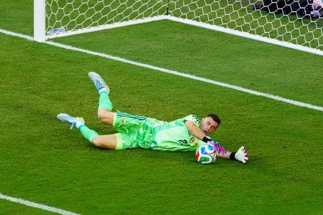 Emiliano Martinez of Argentina saves a shot from Deroy Duarte of Cape Verde Argentina v Cape Verde, 2026 FIFA World Cup, WM, Weltmeisterschaft, Fussball Round of 32, Football, Miami Stadium, Miami, Florida, USA - 03 Jul 2026Miami Miami Stadium Florida (FL) United States of America  Copyright: xJavierxGarcia Shutterstockx 16975460ay