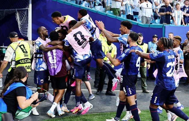 FIFA World Cup, WM, Weltmeisterschaft, Fussball 2026 - Round of 32 - Argentina vs Cape Verde Players of Cape Verde celebrate after scoring the 1-1 during the FIFA World Cup 2026 Round of 32 match Argentina against Cape Verde, in Miami, USA, 03 July 2026. MIAMI United States  Copyright: xRONALDxWITTEKx