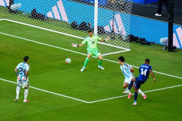 Deroy Duarte of Cape Verde shoots and scores his goal Argentina v Cape Verde, 2026 FIFA World Cup, WM, Weltmeisterschaft, Fussball Round of 32, Football, Miami Stadium, Miami, Florida, USA - 03 Jul 2026Miami Miami Stadium Florida (FL) United States of America  Copyright: xJavierxGarcia Shutterstockx 16975460az
