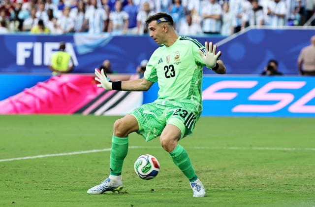 FIFA World Cup, WM, Weltmeisterschaft, Fussball 2026 - Round of 32 - Argentina vs Cape Verde Goalkeeper Emiliano Martinez of Argentina is beaten as Cape Verde score the 1-1 during the FIFA World Cup 2026 Round of 32 match Argentina against Cape Verde, in Miami, USA, 03 July 2026. MIAMI United States  Copyright: xRONALDxWITTEKx