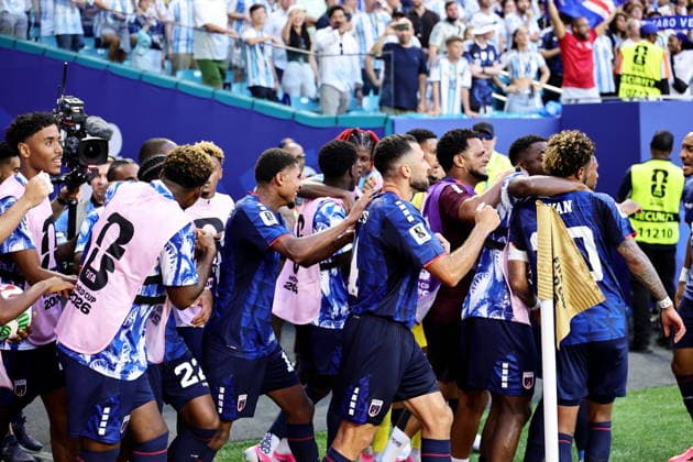 FIFA World Cup, WM, Weltmeisterschaft, Fussball 2026 - Round of 32 - Argentina vs Cape Verde Players of Cape Verde celebrate after scoring the 1-1 during the FIFA World Cup 2026 Round of 32 match Argentina against Cape Verde, in Miami, USA, 03 July 2026. MIAMI United States  Copyright: xRONALDxWITTEKx