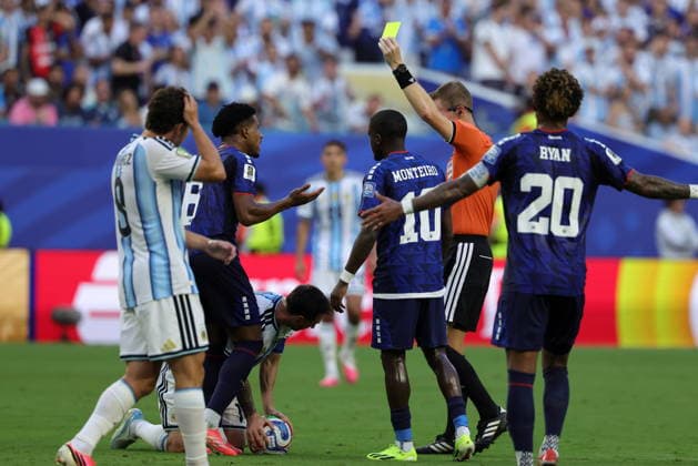 FIFA World Cup, WM, Weltmeisterschaft, Fussball 2026 - Round of 32 - Argentina vs Cape Verde Referee Drew Fischer (R) shows a yellow card Kevin Pina of Cape Verde (L) during the FIFA World Cup 2026 Round of 32 match Argentina against Cape Verde, in Miami, Florida, USA, 03 July 2026. MIAMI United States  Copyright: xCRISTOBALxHERRERA-ULASHKEVICHx