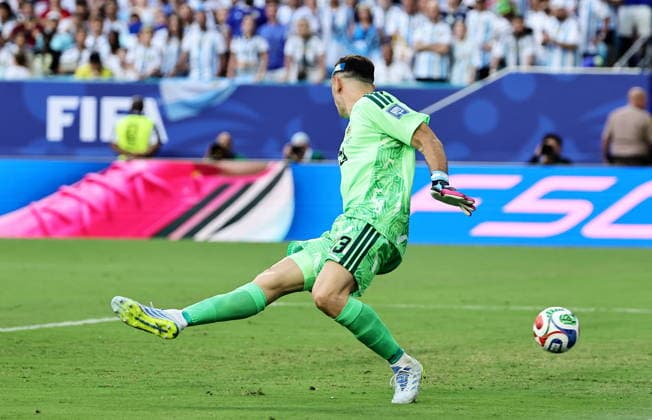 FIFA World Cup, WM, Weltmeisterschaft, Fussball 2026 - Round of 32 - Argentina vs Cape Verde Goalkeeper Emiliano Martinez of Argentina is beaten as Cape Verde score the 1-1 during the FIFA World Cup 2026 Round of 32 match Argentina against Cape Verde, in Miami, USA, 03 July 2026. MIAMI United States  Copyright: xRONALDxWITTEKx