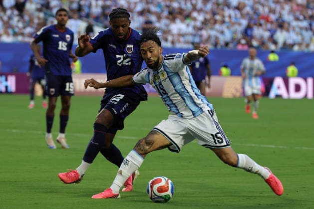 FIFA World Cup, WM, Weltmeisterschaft, Fussball 2026 - Round of 32 - Argentina vs Cape Verde Steven Moreira of Cape Verde (L) in action against Nicolas Gonzalez of Argentina (R) during the FIFA World Cup 2026 Round of 32 match Argentina against Cape Verde, in Miami, Florida, USA, 03 July 2026. MIAMI United States  Copyright: xCRISTOBALxHERRERA-ULASHKEVICHx