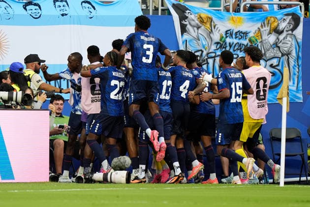 2026-07-04 Argentina v Cabo Verde - Round Of 32 - FIFA World Cup, WM, Weltmeisterschaft, Fussball 2026 MIAMI GARDENS, UNITED STATES - JULY 3: Deroy Duarte of Cape Verde celebrates after scoring the team s first goal with his teammates during the Round Of 32 - FIFA World Cup 2026 match between Argentina and Cabo Verde at Miami Stadium on July 3, 2026 in Miami Gardens, Florida. (Photo by Pablo Morano BSR Agency) Miami Gardens United States Content not available for redistribution in The Netherlands directly or indirectly through any third parties. Copyright: xBSRxAgencyx