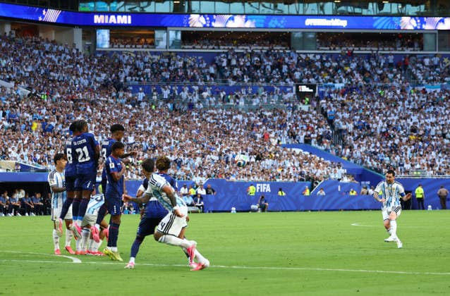 Argentina s Lionel Messi (10) takes a free kick which is blocked by Cabo Verde in the second half of a Round of 32 FIFA World Cup, WM, Weltmeisterschaft, Fussball match at Miami Stadium in Miami, Florida, on Friday, July 3, 2026.  MIA20260703914 CHRISTIANxBRUNSKILL