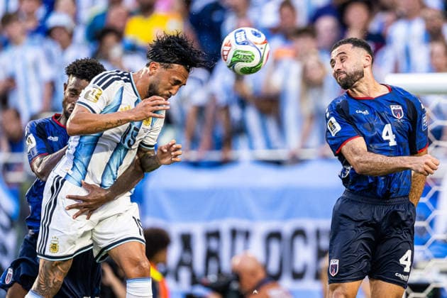 260704 Diney Borges ang Pico Lopes of Cabo Verde against Cristian Romero of Argentina during the FIFA World Cup, WM, Weltmeisterschaft, Fussball 2026 round of 32 football match between Argentina and Cabo Verde on July 4, 2026 in Miami. Photo: Jon Olav Nesvold BILDBYRAN COP 217 JE0139 fotboll football soccer fotball vm fotbolls-vm fotball-vm fotbolls-vm 2026 fifa world cup 2026 sextondelsfinal round of 32 23 bbeng *** July 4, 2026: Diney Borges and Pico Lopes of Cape Verde face off against Cristian Romero of Argentina during the FIFA World Cup 2026 Round of 32 soccer match between Argentina and Cape Verde on July 4, 2026 in Miami Photo Jon Olav Nesvold BILDBYRAN COP 217 JE0139 soccer football fotball World Cup soccer World Cup 2026 FIFA World Cup 2026 round of 32 23 bbeng  Copyright: JONxOLAVxNESVOLD BB260704JE084
