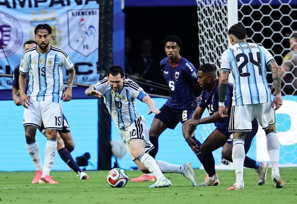 FIFA World Cup, WM, Weltmeisterschaft, Fussball 2026 - Round of 32 - Argentina vs Cape Verde Lionel Messi (C) of Argentina in action during the FIFA World Cup 2026 Round of 32 match Argentina against Cape Verde, in Miami, USA, 03 July 2026. MIAMI United States  Copyright: xRONALDxWITTEKx