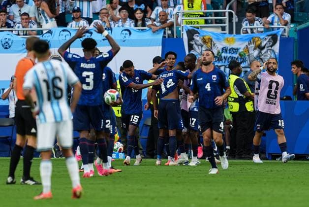 Deroy Duarte of Cape Verde celebrates his goal with his teammates Argentina v Cape Verde, 2026 FIFA World Cup, WM, Weltmeisterschaft, Fussball Round of 32, Football, Miami Stadium, Miami, Florida, USA - 03 Jul 2026Miami Miami Stadium Florida (FL) United States of America  Copyright: xIsmaelxAdnan Shutterstockx 16975459bz