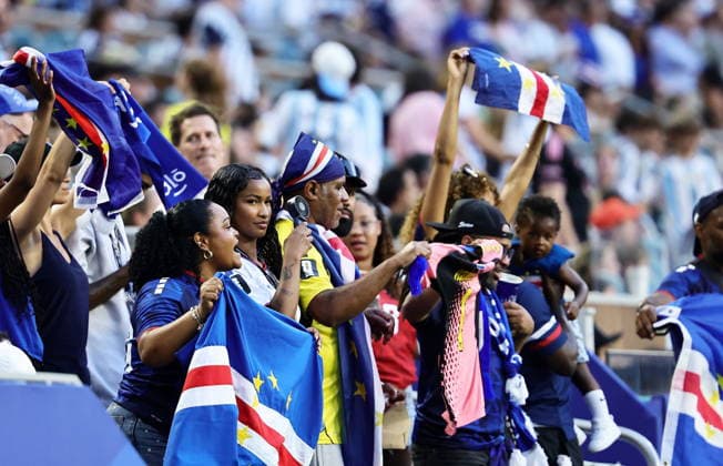 FIFA World Cup, WM, Weltmeisterschaft, Fussball 2026 - Round of 32 - Argentina vs Cape Verde Fans of Cape Verde cheer during the FIFA World Cup 2026 Round of 32 match Argentina against Cape Verde, in Miami, USA, 03 July 2026. MIAMI United States  Copyright: xRONALDxWITTEKx