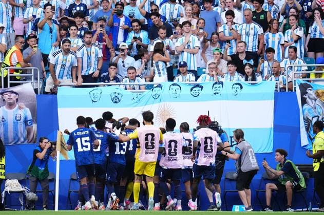 Argentina v Cape Verde - FIFA World Cup, WM, Weltmeisterschaft, Fussball 2026 - Round of 32 FLORIDA, USA - JULY 03: Deroy Duarte of Cabo Verde celebrates after scoring his team s first goal with teammates during the 2026 FIFA World Cup Round of 32 match between Argentina and Cape Verde at the Hard Rock Stadium (Miami Stadium) in Miami Gardens, Florida, United States on July 03, 2026. Jose Hernandez Anadolu Florida United States. Editorial use only. Please get in touch for any other usage.  Copyright: x2026xAnadoluxJosexHernandezx