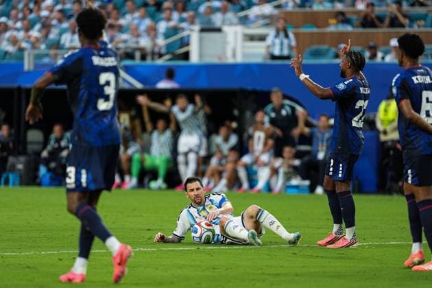Lionel Messi of Argentina down on the edge of the box Argentina v Cape Verde, 2026 FIFA World Cup, WM, Weltmeisterschaft, Fussball Round of 32, Football, Miami Stadium, Miami, Florida, USA - 03 Jul 2026Miami Miami Stadium Florida (FL) United States of America  Copyright: xIsmaelxAdnan Shutterstockx 16975459ce