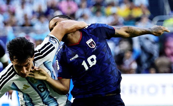 FIFA World Cup, WM, Weltmeisterschaft, Fussball 2026 - Round of 32 - Argentina vs Cape Verde Telmo Arcanjo (R) of Cape Verde and Lisandro Martinez of Argentina in action during the FIFA World Cup 2026 Round of 32 match Argentina against Cape Verde, in Miami, USA, 03 July 2026. MIAMI United States  Copyright: xRONALDxWITTEKx