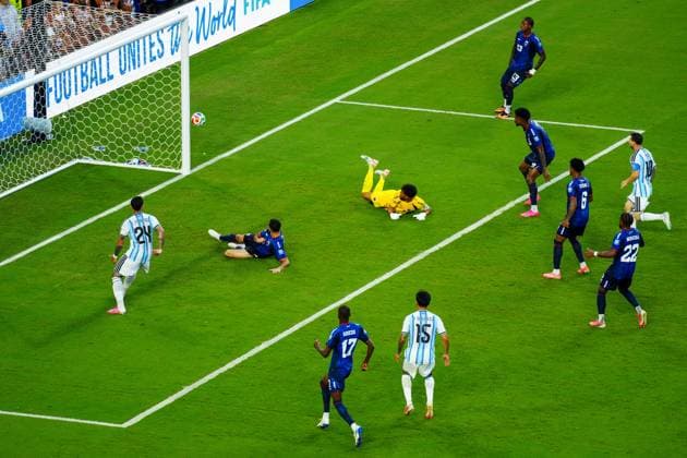 Roberto Lopes of Cape Verde blocks a cross Argentina v Cape Verde, 2026 FIFA World Cup, WM, Weltmeisterschaft, Fussball Round of 32, Football, Miami Stadium, Miami, Florida, USA - 03 Jul 2026Miami Miami Stadium Florida (FL) United States of America  Copyright: xJavierxGarcia Shutterstockx 16975460bm
