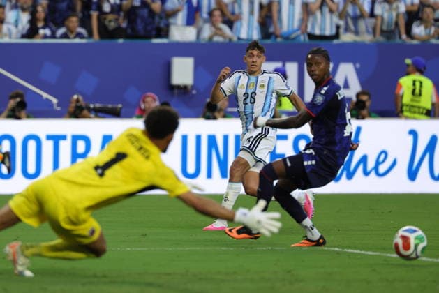 FIFA World Cup, WM, Weltmeisterschaft, Fussball 2026 - Round of 32 - Argentina vs Cape Verde Nahuel Molina of Argentina (R) in action against goalkeeper Vozinha of Cape Verde (L) during the FIFA World Cup 2026 Round of 32 match Argentina against Cape Verde, in Miami, Florida, USA, 03 July 2026. MIAMI United States  Copyright: xCRISTOBALxHERRERA-ULASHKEVICHx