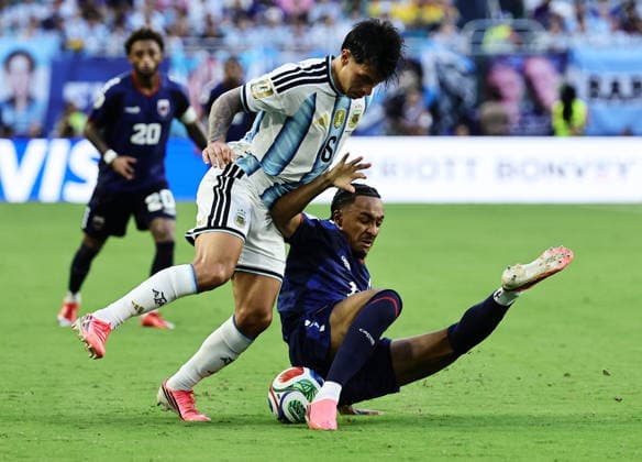 FIFA World Cup, WM, Weltmeisterschaft, Fussball 2026 - Round of 32 - Argentina vs Cape Verde Telmo Arcanjo (R) of Cape Verde and Lisandro Martinez of Argentina in action during the FIFA World Cup 2026 Round of 32 match Argentina against Cape Verde, in Miami, USA, 03 July 2026. MIAMI United States  Copyright: xRONALDxWITTEKx