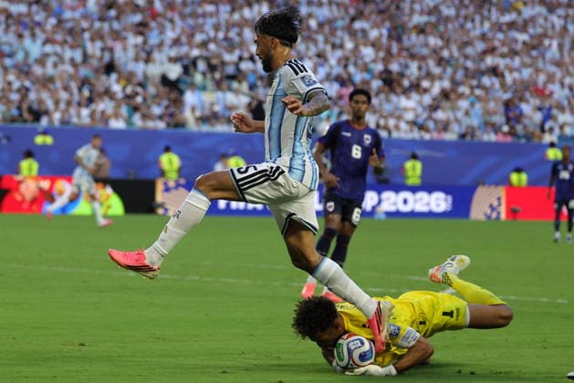 FIFA World Cup, WM, Weltmeisterschaft, Fussball 2026 - Round of 32 - Argentina vs Cape Verde Nicolas Gonzalez of Argentina (L) in action against goalkeeper Vozinha of Cape Verde (R) during the FIFA World Cup 2026 Round of 32 match Argentina against Cape Verde, in Miami, Florida, USA, 03 July 2026. MIAMI United States  Copyright: xCRISTOBALxHERRERA-ULASHKEVICHx
