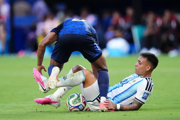 July 3, 2026, Miami Gardens, Florida, United States: Lautaro Martinez of Argentina and Kevin Pina of Cabo Verde compete for the ball during the FIFA World Cup, WM, Weltmeisterschaft, Fussball 2026 Round Of 32 match between Argentina and Cabo Verde at Miami Stadium on July 3, 2026 in Miami Gardens, United States. Argentina V Cabo Verde: Round Of 32 - FIFA World Cup 2026  - ZUMAa181 20260703_zaa_a181_042 Copyright: xJosexBretonx