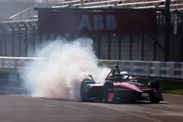 Nick Cassidy (NZL) Citreon mit einem Burn out vor der Startübung auf der Start- Zielgeraden, FIA Formel E Weltmeisterschaft Saison 12, Shanghai E- Prix, China, 04.07.2026, Shanghai International Circuit *** Nick Cassidy (NZL) in a Citroën performing a burnout before the starting drill on the start-finish straight, FIA Formula E World Championship Season 12, Shanghai E-Prix, China, July 4, 2026, Shanghai International Circuit
