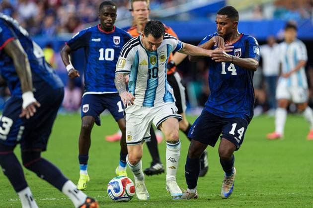 Lionel Messi of Argentina is pressured by Deroy Duarte of Cape Verde Argentina v Cape Verde, 2026 FIFA World Cup, WM, Weltmeisterschaft, Fussball Round of 32, Football, Miami Stadium, Miami, Florida, USA - 03 Jul 2026Miami Miami Stadium Florida (FL) United States of America  Copyright: xIsmaelxAdnan Shutterstockx 16975459ck