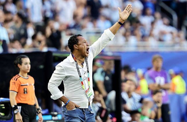FIFA World Cup, WM, Weltmeisterschaft, Fussball 2026 - Round of 32 - Argentina vs Cape Verde Cape Verde s head coach Bubista gestures on the touchline during the FIFA World Cup 2026 Round of 32 match Argentina against Cape Verde, in Miami, USA, 03 July 2026. MIAMI United States  Copyright: xRONALDxWITTEKx