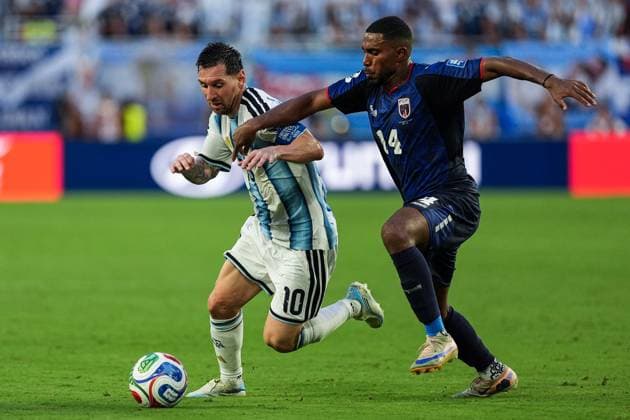 Lionel Messi of Argentina runs with the ball and is pressured with Deroy Duarte of Cape Verde Argentina v Cape Verde, 2026 FIFA World Cup, WM, Weltmeisterschaft, Fussball Round of 32, Football, Miami Stadium, Miami, Florida, USA - 03 Jul 2026Miami Miami Stadium Florida (FL) United States of America  Copyright: xIsmaelxAdnan Shutterstockx 16975459da