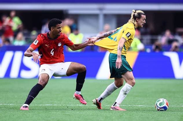Jackson Irvine of Australia is pulled back by Hossam Abdelmaguid of Egypt Australia v Egypt, 2026 FIFA World Cup, WM, Weltmeisterschaft, Fussball Round of 32, Football, Dallas Stadium, Arlington, Texas, USA - 03 Jul 2026Arlington Dallas Stadium Texas (TX) United States of America  Copyright: xMichaelxZemanek Shutterstockx 16975786cx
