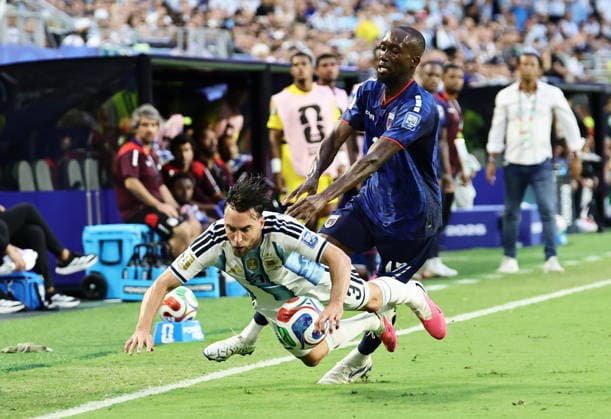FIFA World Cup, WM, Weltmeisterschaft, Fussball 2026 - Round of 32 - Argentina vs Cape Verde Nicolas Tagliafico (L) of Argentina and Willy Semedo of Cape Verde in action during the FIFA World Cup 2026 Round of 32 match Argentina against Cape Verde, in Miami, USA, 03 July 2026. MIAMI United States  Copyright: xRONALDxWITTEKx