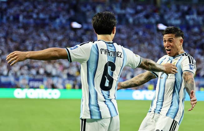 FIFA World Cup, WM, Weltmeisterschaft, Fussball 2026 - Round of 32 - Argentina vs Cape Verde Lisandro Martinez (L) of Argentina celebrates with teammate Enzo Fernandez after scoring his team s second goal during the FIFA World Cup 2026 Round of 32 match Argentina against Cape Verde, in Miami, USA, 03 July 2026. MIAMI United States  Copyright: xRONALDxWITTEKx