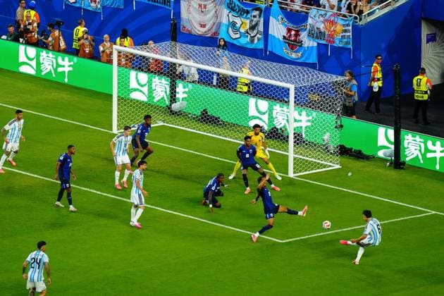Lisandro Martinez of Argentina shoots and scores his goal Argentina v Cape Verde, 2026 FIFA World Cup, WM, Weltmeisterschaft, Fussball Round of 32, Football, Miami Stadium, Miami, Florida, USA - 03 Jul 2026Miami Miami Stadium Florida (FL) United States of America  Copyright: xJavierxGarcia Shutterstockx 16975460bz