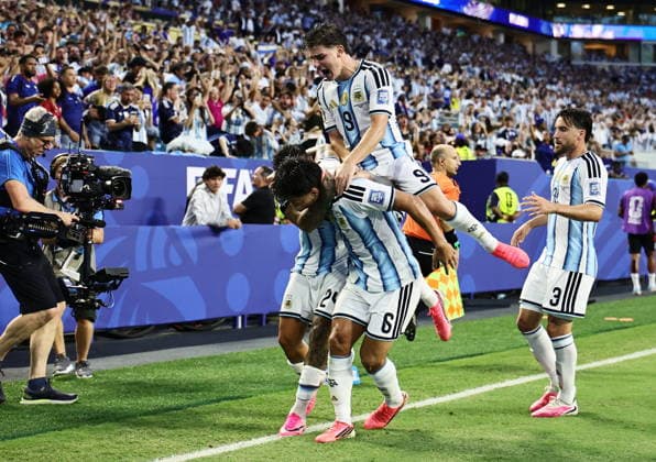 FIFA World Cup, WM, Weltmeisterschaft, Fussball 2026 - Round of 32 - Argentina vs Cape Verde Lisandro Martinez (no.6) of Argentina celebrates with teammates after scoring his team s second goal during the FIFA World Cup 2026 Round of 32 match Argentina against Cape Verde, in Miami, USA, 03 July 2026. MIAMI United States  Copyright: xRONALDxWITTEKx