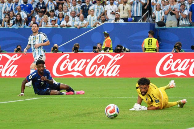 Lionel Messi (L- back) of Argentina kicks a ball during a round of 32 match of the 2026 FIFA World Cup, WM, Weltmeisterschaft, Fussball between Argentina and Cape Verde at Hard Rock Stadium in Miami, USA, 03 July 2026. FIFA World Cup 2026: Argentina - Cape Verde !ACHTUNG: NUR REDAKTIONELLE NUTZUNG!  Copyright: xAlbertoxBoalx GR6020 20260704-55020794337_1