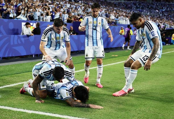 FIFA World Cup, WM, Weltmeisterschaft, Fussball 2026 - Round of 32 - Argentina vs Cape Verde Lisandro Martinez (bottom) of Argentina celebrates with teammates after scoring his team s second goal during the FIFA World Cup 2026 Round of 32 match Argentina against Cape Verde, in Miami, USA, 03 July 2026. MIAMI United States  Copyright: xRONALDxWITTEKx
