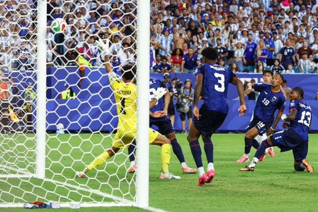 FIFA World Cup, WM, Weltmeisterschaft, Fussball 2026: Argentina v Cape Verde MIAMI, USA - 3rd July 2026: Lisandro Martinez of Argentina scores his side s second goal during the FIFA World Cup 2026 Round of 32 match between Argentina and Cape Verde at Miami Stadium Miami Miami Stadium United States of America Copyright: xCraigxMercerx xPeakxActionxPhotosx