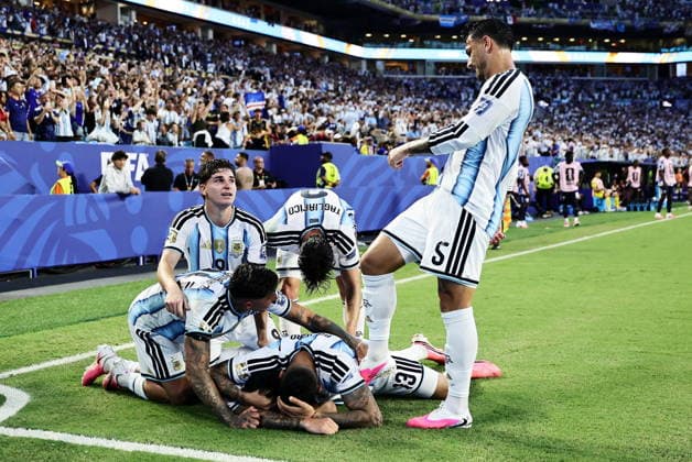 FIFA World Cup, WM, Weltmeisterschaft, Fussball 2026 - Round of 32 - Argentina vs Cape Verde Players of Argentina celebrate after scoring their second goal during the FIFA World Cup 2026 Round of 32 match Argentina against Cape Verde, in Miami, USA, 03 July 2026. MIAMI United States  Copyright: xRONALDxWITTEKx