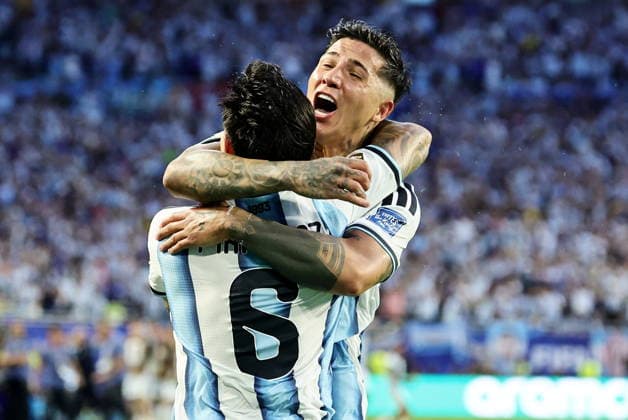 FIFA World Cup, WM, Weltmeisterschaft, Fussball 2026 - Round of 32 - Argentina vs Cape Verde Lisandro Martinez (L) of Argentina celebrates with teammate Enzo Fernandez after scoring his team s second goal during the FIFA World Cup 2026 Round of 32 match Argentina against Cape Verde, in Miami, USA, 03 July 2026. K MIAMI United States  Copyright: xRONALDxWITTEKx