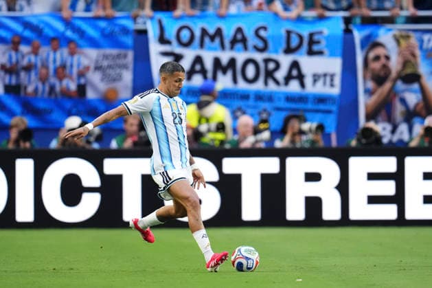 Argentina v Cabo Verde: Round of 32 - FIFA World Cup, WM, Weltmeisterschaft, Fussball 2026 Facundo Medina of Argentina plays the ball during the FIFA World Cup 2026 Round Of 32 match between Argentina and Cabo Verde at Miami Stadium on July 3, 2026 in Miami Gardens, United States. Miami Gardens FL United States  Copyright: xJosexBretonx originalFilename:bretonhernandez-argentin260703_npnnO.jpg