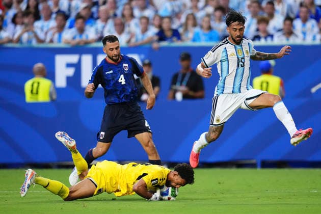 July 3, 2026, Miami Gardens, Florida, United States: Nico Gonzalez of Argentina, Vozinha and Pico Lopes of Cabo Verde compete for the ball during the FIFA World Cup, WM, Weltmeisterschaft, Fussball 2026 Round Of 32 match between Argentina and Cabo Verde at Miami Stadium on July 3, 2026 in Miami Gardens, United States. Argentina V Cabo Verde: Round Of 32 - FIFA World Cup 2026  - ZUMAa181 20260703_zaa_a181_051 Copyright: xJosexBretonx
