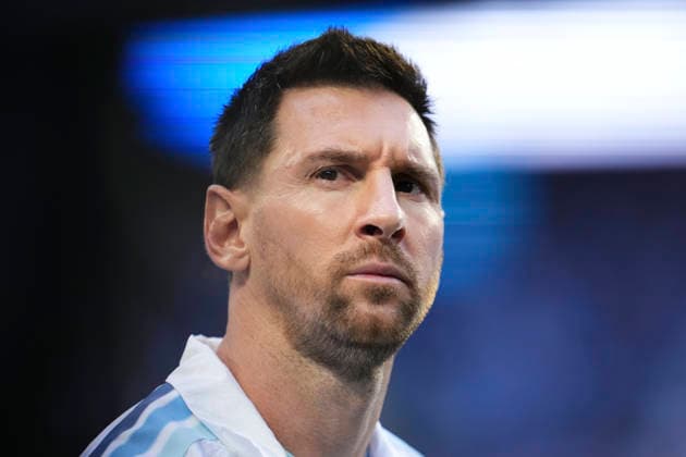 Argentina v Cabo Verde: Round of 32 - FIFA World Cup, WM, Weltmeisterschaft, Fussball 2026 Lionel Messi of Argentina looks on during the FIFA World Cup 2026 Round Of 32 match between Argentina and Cabo Verde at Miami Stadium on July 3, 2026 in Miami Gardens, United States. Miami Gardens FL United States  Copyright: xJosexBretonx originalFilename:bretonhernandez-argentin260703_npJQo.jpg