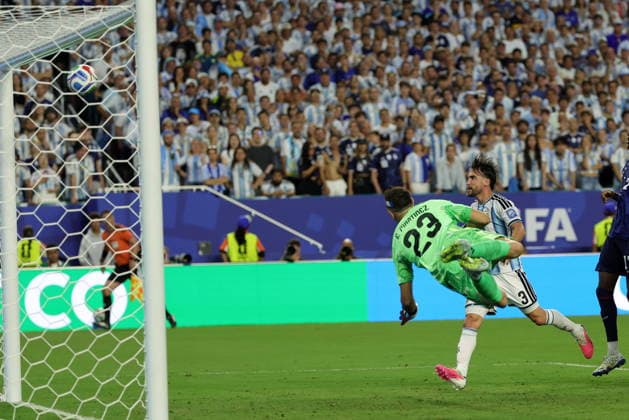 FIFA World Cup, WM, Weltmeisterschaft, Fussball 2026 - Round of 32 - Argentina vs Cape Verde Goalkeeper Emiliano Martinez of Argentina concedes the 2-2 goal during the FIFA World Cup 2026 Round of 32 match Argentina against Cape Verde, in Miami, Florida, USA, 03 July 2026. MIAMI United States  Copyright: xCRISTOBALxHERRERA-ULASHKEVICHx