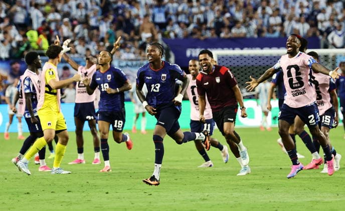 FIFA World Cup, WM, Weltmeisterschaft, Fussball 2026 - Round of 32 - Argentina vs Cape Verde Sidny Lopes Cabral (C) of Cape Verde celebrates after scoring the 2-2 during the FIFA World Cup 2026 Round of 32 match Argentina against Cape Verde, in Miami, USA, 03 July 2026. MIAMI United States  Copyright: xRONALDxWITTEKx