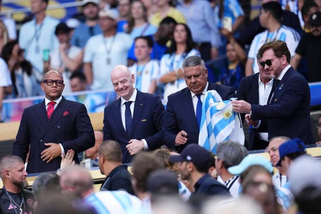 Argentina v Cabo Verde: Round of 32 - FIFA World Cup, WM, Weltmeisterschaft, Fussball 2026 Antonio Augusto Sequeira Duarte, Cape Verde s Minister of Culture, Creative Industries, Youth and Gianni Infantino, FIFA President and Claudio Tapia, President of the Argentine Football Association are seen during the FIFA World Cup 2026 Round Of 32 match between Argentina and Cabo Verde at Miami Stadium on July 3, 2026 in Miami Gardens, United States. Miami Gardens FL United States  Copyright: xJosexBretonx originalFilename:bretonhernandez-argentin260703_npZ0v.jpg