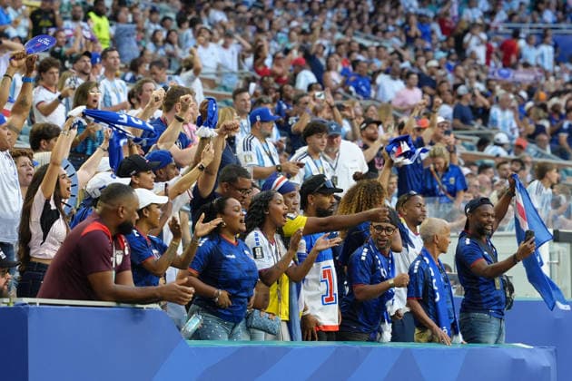 Cape Verde fans cheer during a round of 32 match of the 2026 FIFA World Cup, WM, Weltmeisterschaft, Fussball between Argentina and Cape Verde at Hard Rock Stadium in Miami, USA, 03 July 2026. FIFA World Cup 2026: Argentina - Cape Verde !ACHTUNG: NUR REDAKTIONELLE NUTZUNG!  Copyright: xAlbertoxBoalx GR6065 20260704-55020794386_1