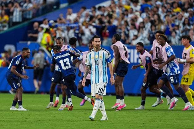 Lionel Messi of Argentina dejected after Cape Verde score a second Argentina v Cape Verde, 2026 FIFA World Cup, WM, Weltmeisterschaft, Fussball Round of 32, Football, Miami Stadium, Miami, Florida, USA - 03 Jul 2026Miami Miami Stadium Florida (FL) United States of America  Copyright: xIsmaelxAdnan Shutterstockx 16975459dl